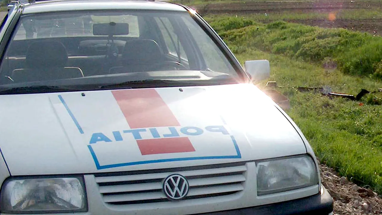 Un tânăr susține că a fost bătut, tuns și pus de polițiști să spele toaleta din sediul secției