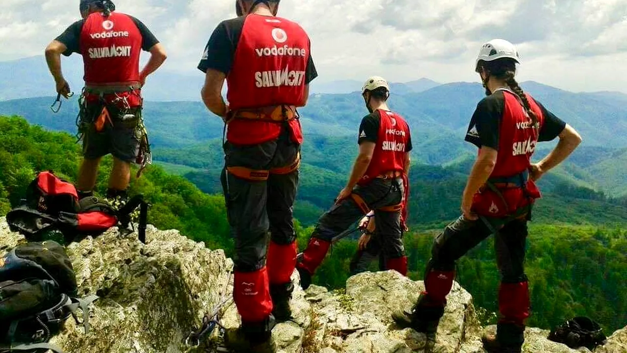 Un turist a căzut în gol aproximativ 30 de metri în zona Piatra Craiului. Bărbatul a fost transportat cu elicopterul la spital (VIDEO)