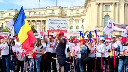 FOTO - VIDEO | Cadrele medicale și angajații din sistemul de asistență socială au ieșit în stradă și cer salarii mai mari: „Pensii speciale voi vă dați. Legea 153 nu o respectați”