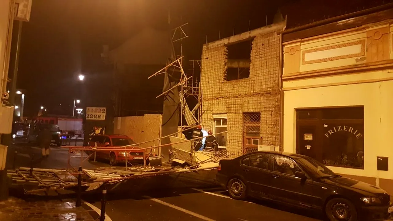 Codul ROȘU a făcut ravagii în Brașov. Trafic feroviar BLOCAT, schele și copaci căzuți peste autoturisme