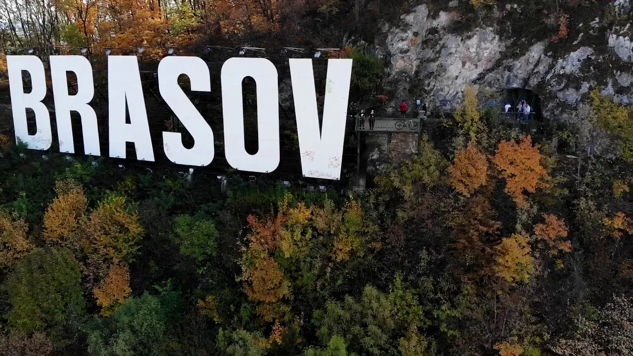 3 ani de RĂZBOI în Europa. Literele de pe Tâmpa și clădirea Primăriei Brașov, în culorile Ucrainei