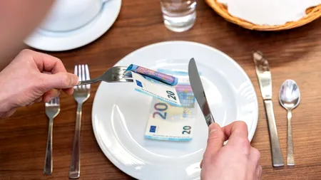 Industria ospitalității, grav lovită de „criza de BACȘIȘ”! Tinerii chelneri, barmani și beach boy se plâng că turiștii au devenit tot mai „zgârciți”