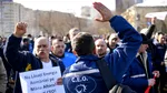 Sute de mineri protestează în fața sediului Complexului Energetic Oltenia. Aproximativ 1.500 de oameni vor rămâne fără locuri de muncă de la 1 aprilie