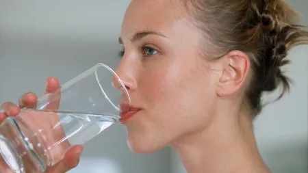 Ce se întâmplă dacă bei apă cu bicarbonat pe stomacul gol. Efectele benefice ale acestui produs