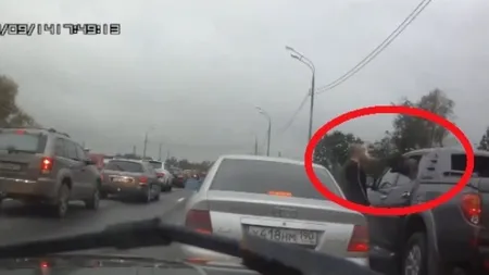 Acest șofer nervos a sărit la bătaie în trafic. SURPRIZĂ: peste cine a dat când a ajuns la mașina din față