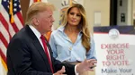 Alegeri în SUA. Trump, care odinioară numea votul anticipat „ridicol”, a votat la o secție din Palm Beach, Florida, alături de Prima Doamnă. Ce a transmis presei de la urne