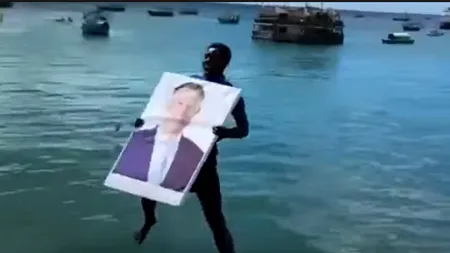 „Hakuna matata” | Ceremonie de rămas-bun în Tanzania. Localnicii iau tabloul cu Klaus Iohannis și se aruncă în apă, sub ochii președintelui (VIDEO)