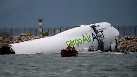 Două persoane aflate la sol au MURIT pe Aeroportul Internațional din Hong Kong, după ce un avion cargo a derapat de pe pistă la aterizare