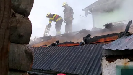 Pensiune de lângă Caransebeş, cuprinsă de flăcări. În interior se aflau 10 muncitori