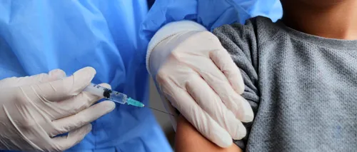 Românii, speriați de valul 6. Numărul persoanelor care se vaccinează cu prima doză împotriva COVID-19, aproape dublu față de luna trecută
