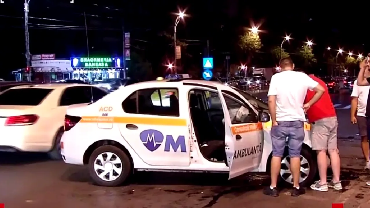 Accident grav în București. O ambulanță în MISIUNE a lovit un autoturism care nu i-a acordat prioritate