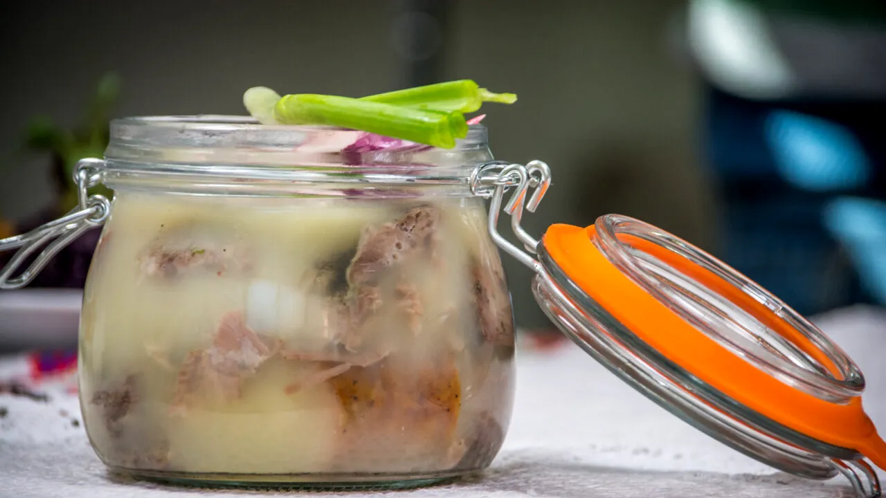 Carnea în untură, rețeta care păstrează cel mai bine preparatele din porc