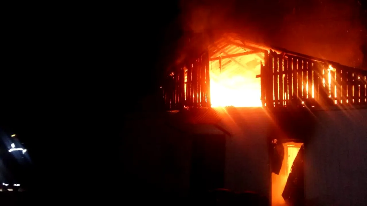 O femeie a fost rănită după ce și-a salvat cei patru copii dintr-o hală cuprinsă de flăcări - VIDEO