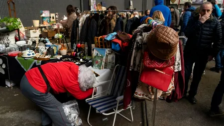 Leacuri „miraculoase” vândute la tarabă în București. Medicamente EXPIRATE și alimente alterate, un pericol major pentru sănătate: „Vă trece pe loc”