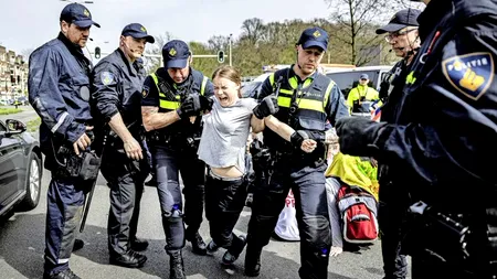 Activista de mediu Greta Thunberg, REȚINUTĂ din nou / A fost ridicată de poliție de la o manifestaţie de amploare pentru climă la Haga
