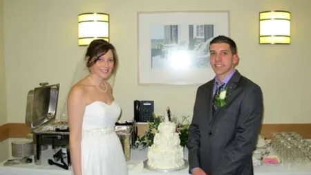 Pare o fotografie obișnuită de nuntă. Dar în spatele acestei imagini se ascunde o dramă