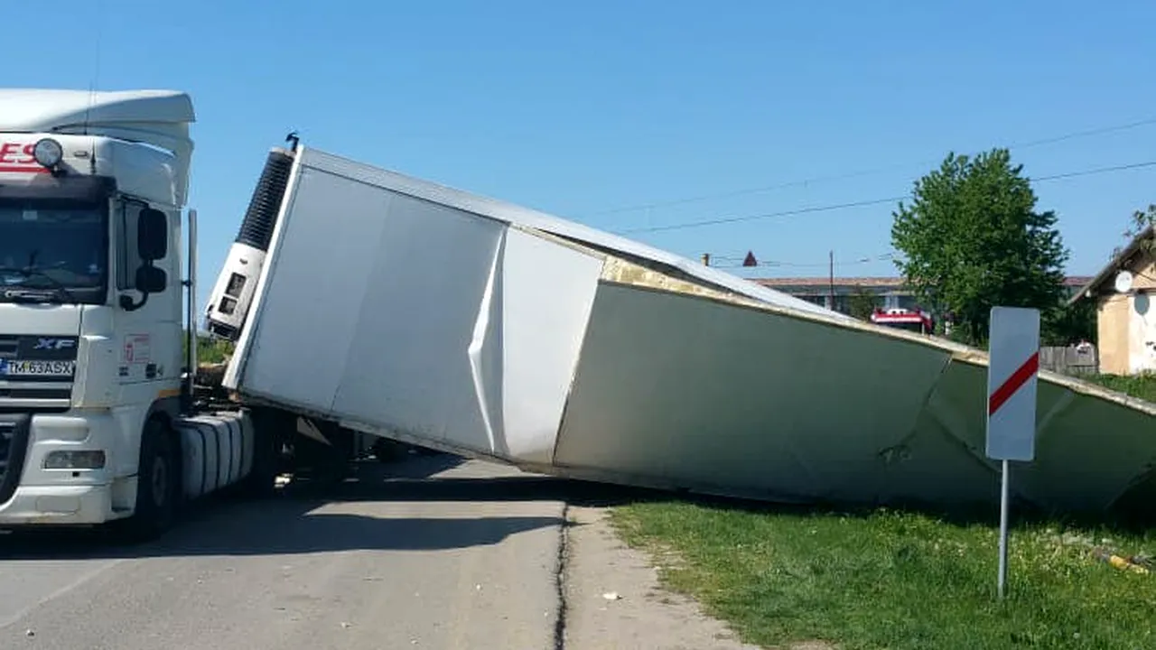Accident feroviar grav în Timiș. Un tren de călători cu 400 de pasageri a lovit un TIR