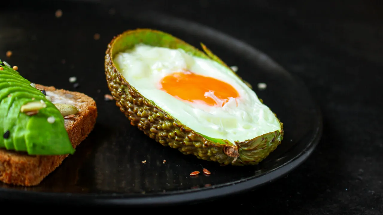 Cât de sănătoasă este o masă cu avocado și ouă. Greșeala pe care o facem când încercăm să reducem din calorii