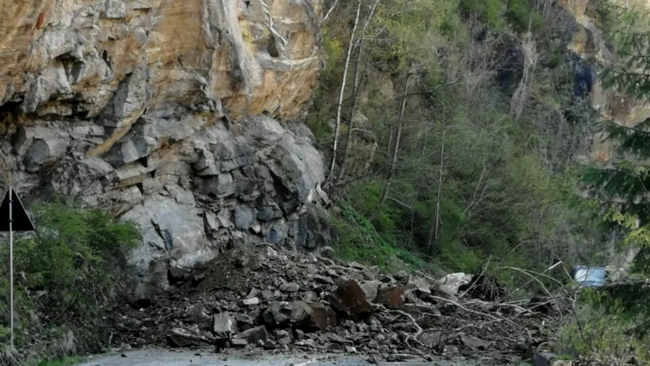 Transalpina: Circulație închisă temporar pe două porțiuni de drum din cauza unor căderi de pietre