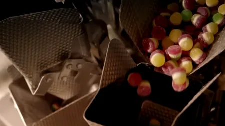 După ce vei vedea cum sunt fabricate jeleurile, probabil NU vei mai mânca niciodată. VIDEO