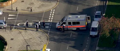 Zeci de oameni evacuați în Londra, după ce un bărbat s-a baricadat având cu el obiecte periculoase