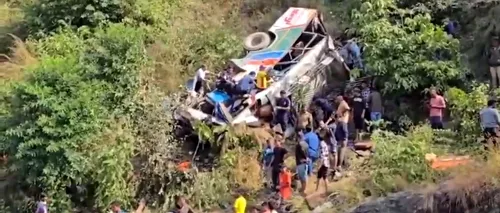 Cel puțin 36 de oameni au MURIT după ce un autocar a căzut într-o prăpastie, în India