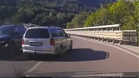TEROARE pe șoselele din Buzău. Un șofer teribilist aproape a ucis o familie pe un viaduct din zona barajului Siriu