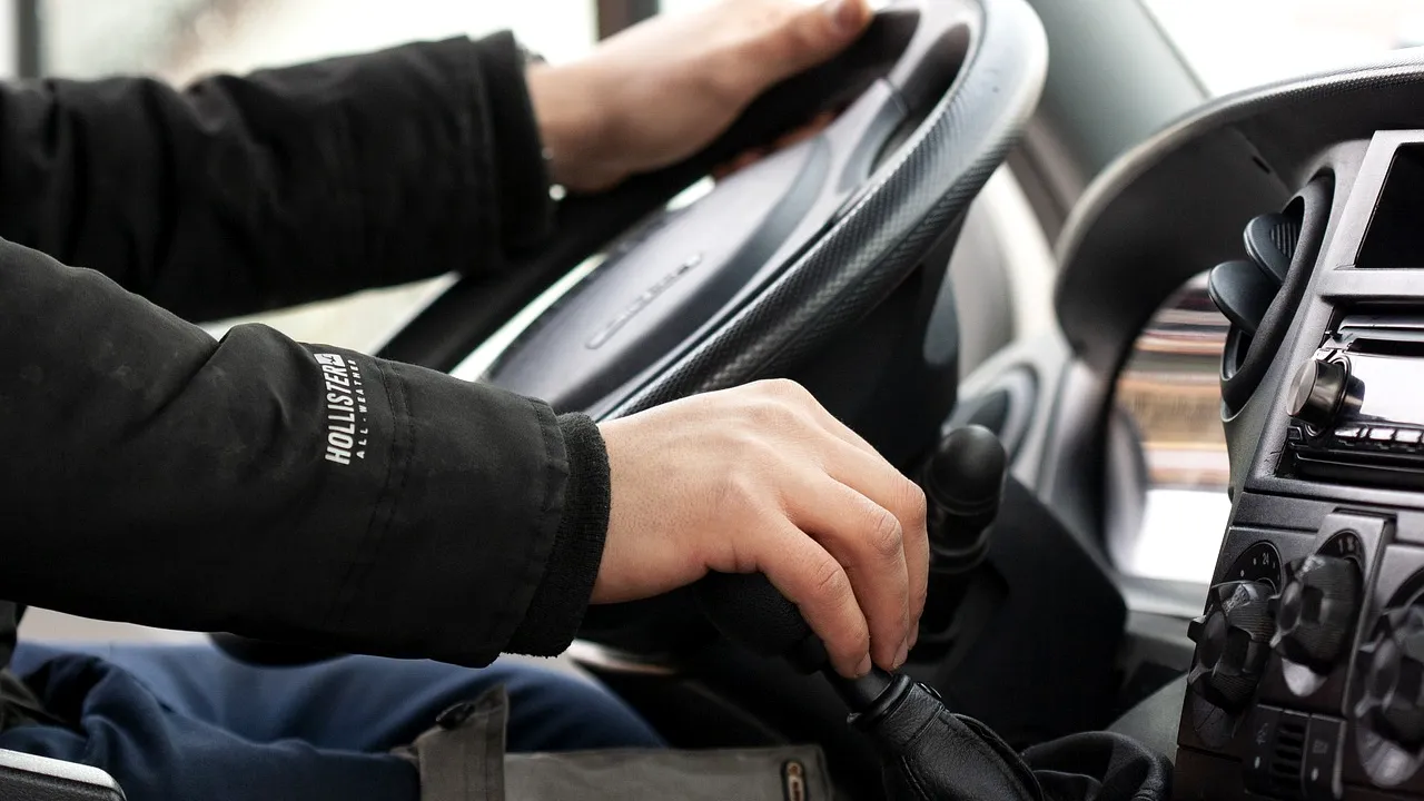 Nu e o glumă! Ce a făcut un candidat la examenul auto, după ce a fost prins cu o MICROCASCĂ