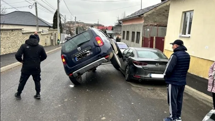 ACCIDENT spectaculos în județul Suceava, unde șoferul unui Duster a rămas suspendat cu mașina în urma unui accident auto