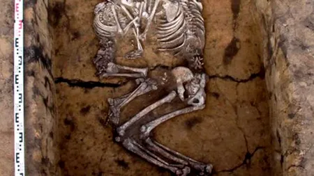 Arheologii au descoperit două schelete îmbrățișate. Ce ipoteză au