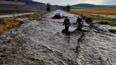 O VIITURĂ a surprins mai multe autoturisme, pe un drum național din județul Tulcea. Pompierii au evacuat o persoană dintr-un autovehicul blocat în apă
