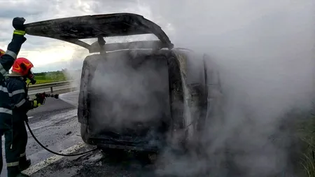 INCIDENT. Un microbuz a ars în totalitate pe A1, pe sensul de mers Pitești-București. Circulația este îngreunată