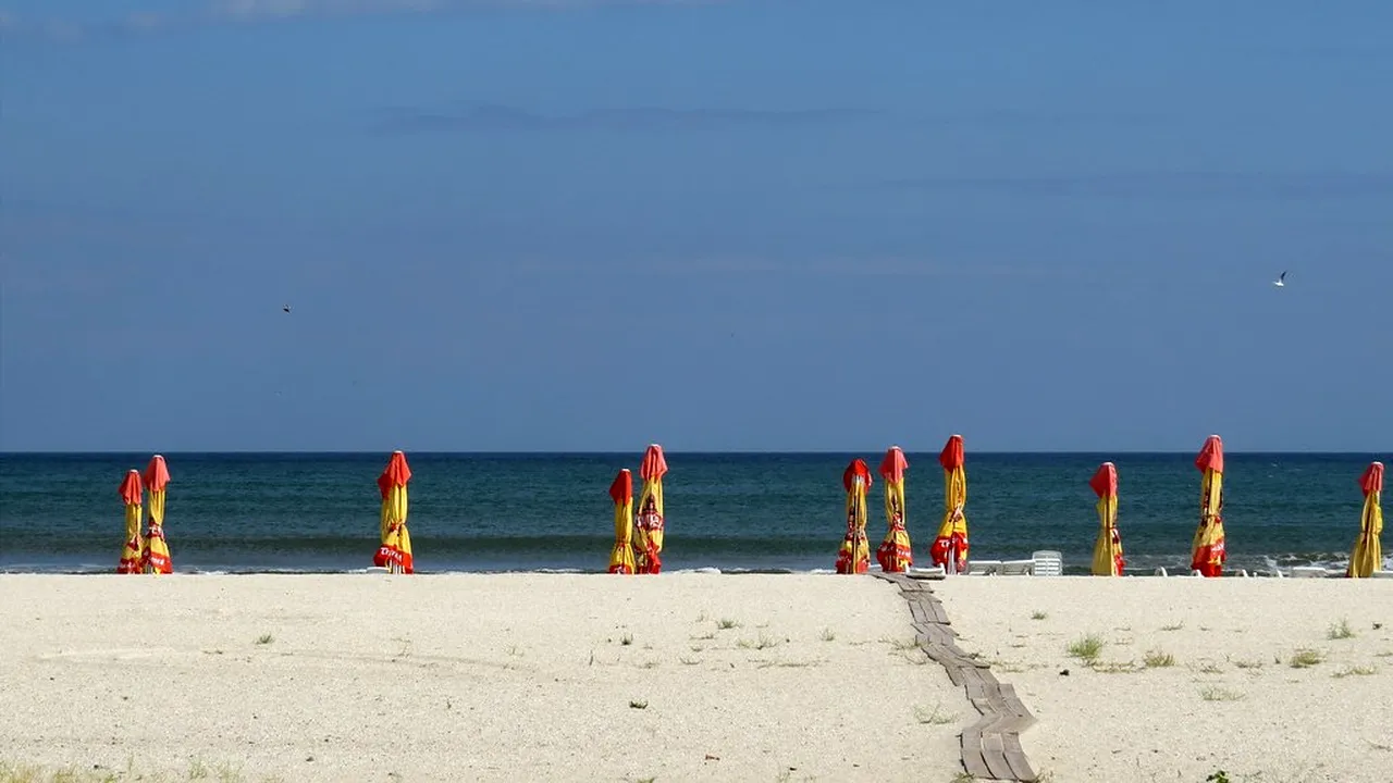 Apele Române vin cu explicații pentru dunele apărute pe plaja de la Mamaia/Ce este CLIFFING-ul