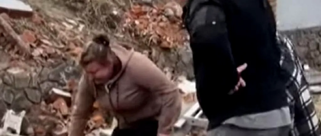 VIDEO| „Fiul meu! Pantofii sunt ai lui!”. Momentul cutremurător când o mamă din Ucraina își găsește băiatul mort, aruncat într-o groapă