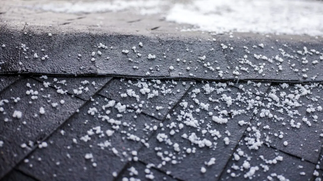 S-a rupt cerul în județul Alba! O comună, lovită grav de GRINDINĂ în timp ce sunt așteptate mai multe averse torențiale în țară