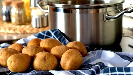 Nu arunca cojile de la cartofi. Pot fi folositoare la curățarea oalelor și tigăilor