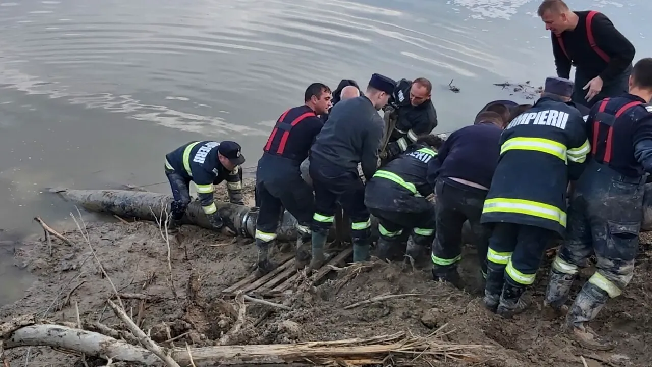 Salvatorii încă intervin la barajul Tăului Mare de la Roșia Montană. La cât a ajuns cota apei în lacul de acumulare