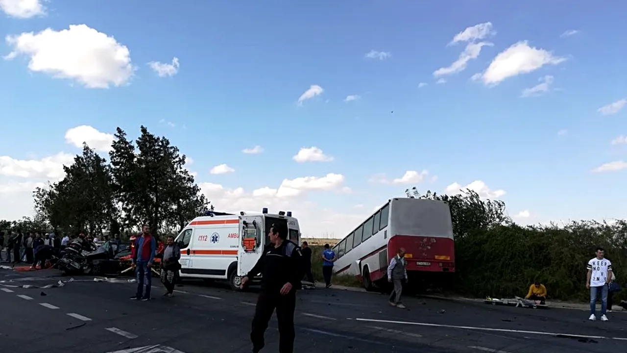 Accident pe DN1. Un microbuz cu muncitori a fost izbit de o mașină 