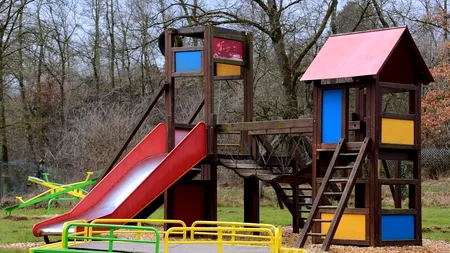 Trei adolescenți, cercetați penal după ce au fost filmați când distrug un loc de joacă pentru copii din Brăila