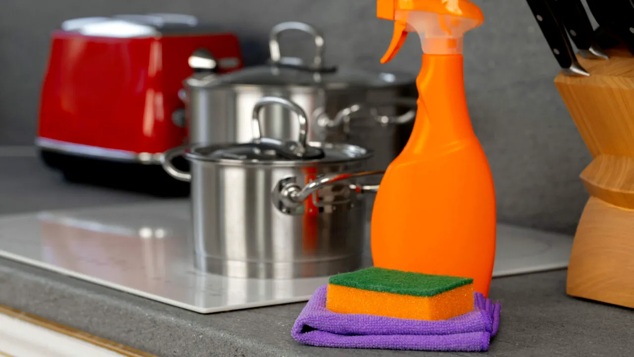 Truc ieftin și natural! Cum să scapi de petele de grăsime și de mirosul neplăcut din bucătărie. Costă câțiva lei