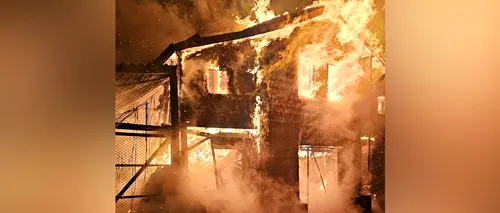 FOTO: Tragedie în Dâmbovița. Doi oameni găsiți carbonizați, în casa cuprinsă de flăcări.