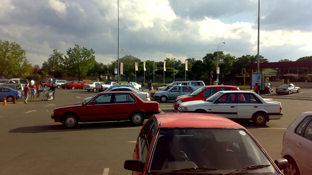 ATENȚIE, șoferi! Ce riscați dacă vă lăsați mașina în parcarea supermarketului mai mult de două ore