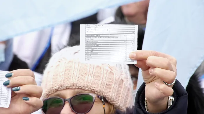 Sute de angajați din învățământ au protestat în fața Parlamentului pentru majorarea salariilor