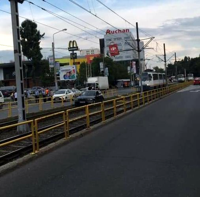 Șoferul unui autoturism marca BMW a pătruns pe calea de rulare a tramvaiului 41