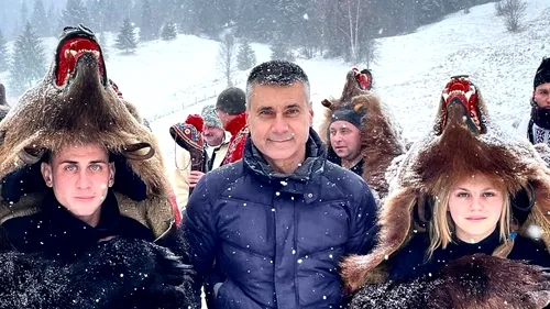 FOTO| Ambasadorul Israelului a petrecut Crăciunul în Bacău. David Saranga „a dansat cu urșii” și a fost impresionat de ospitalitate localnicilor