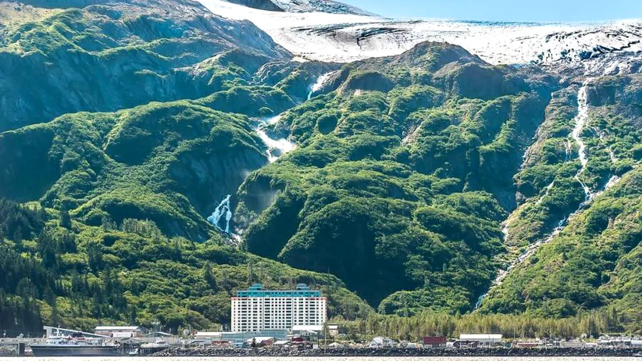 ORAȘUL în care toți locuitorii săi trăiesc în aceeași clădire