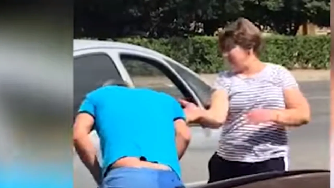 Un bărbat din Botoșani s-a baricadat în casă, după ce a fost bătut în plină stradă de o vecină. Femeia s-a enervat că a înjurat-o