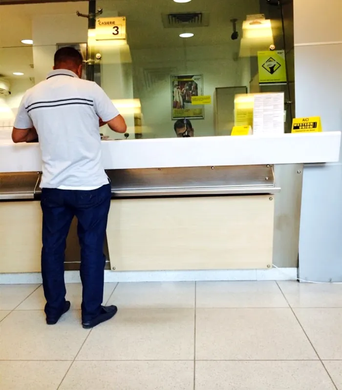 Câți lei primesc salariu o casieră, un operator call-center și un manager în sucursalele Raiffeisen Bank din România / Sursa foto: Facebook