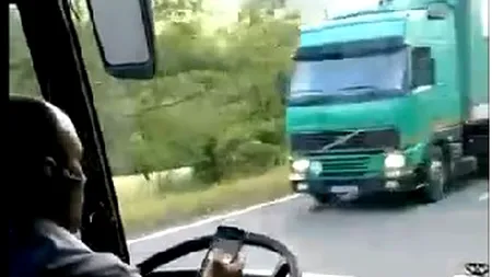 Inconștiență la volan. Ce a făcut șoferul unui autocar cu 30 de oameni pe un drum cu serpentine. VIDEO