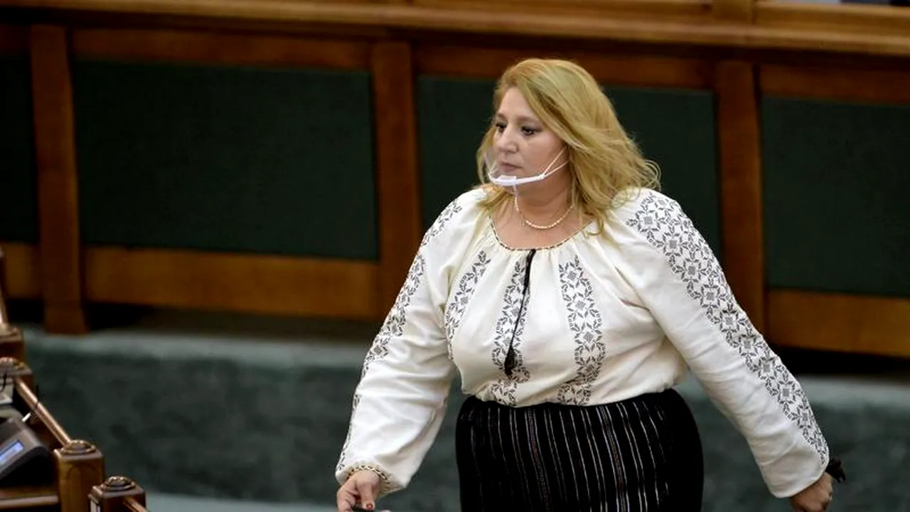 Șoșoacă, în timpul moțiunii împotriva lui Năsui: „Am învăţat azi să am grijă cu cine să vorbesc, că oricine poate fi securist” 